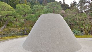 プリンみたいな形の砂盛が向月台