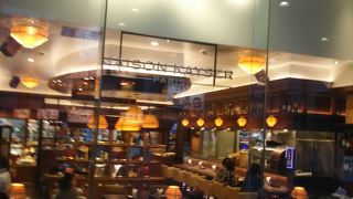 めずらしいイートインのコーナーもあるメゾンカイザー