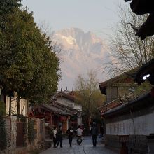旧市街から見えた朝の玉龍雪山