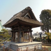 茅葺屋根の鐘楼