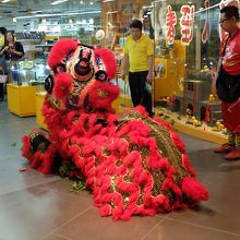 新春の景気付け獅子舞はショッピング・センターにも出没。
