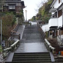下から見た塩屋の坂
