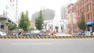 大きな通り沿いにある