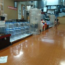 カウンター席のみ