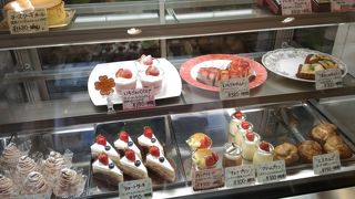 服部天神駅近くの住宅街の中の小さいケーキ店