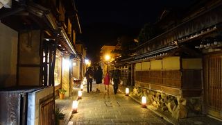 東山の夜に彩りを添えます