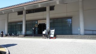 皇居東御苑の入り口すぐのところにある建物