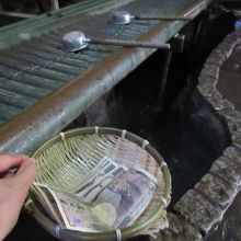 洞窟の清水で銭を洗います