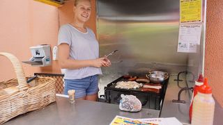 お店の前の屋台でハンバーグ