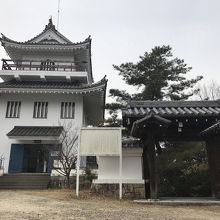 お城の形の展望台（３階建て　中は階段のみです）