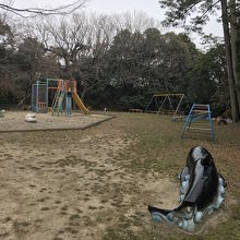 お城の下の広場にはちょっとした遊具があります