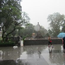 雨に煙る李太祖像