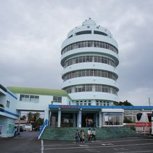 展望台からはタワーや食事処も見えます