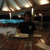 海に突き出たレストラン、ザ・コーブは各種水槽に魚介が