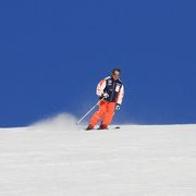 空の青さが印象的なスキー場