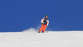 空の青さが印象的なスキー場