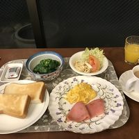 洋食を選択して出されたもの、さすがに食べる気しない。