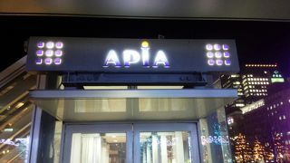 細長いショッピングロード