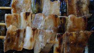 しっかり焼いた鳥の串焼きは香ばしいし