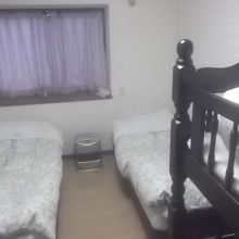 ツイン＋２階ベッド。テレビはありません。