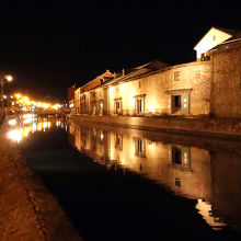 照明で浮かび上がった倉庫が水面に映し出されて美しいです。