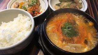 ビジネスマンがたくさんのランチ処