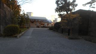 和田倉橋に続く門で石垣だけが残っている