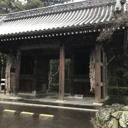 山中に佇む静寂に包まれた寺院