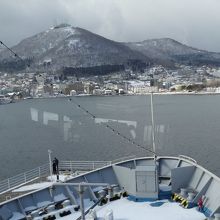 左前方に函館山
