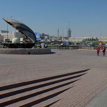 真珠のモニュメント脇はドーハ港沿いのプロムナードで…、