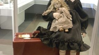 “♪赤い靴　履いてた　女の子”の「横浜　人形の家」