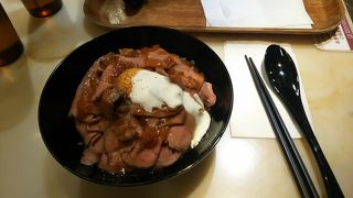 フードコート内のローストビーフ丼