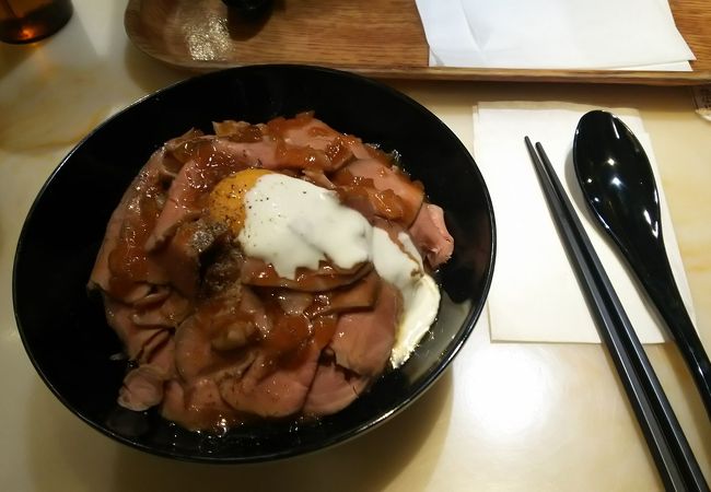 フードコート内のローストビーフ丼