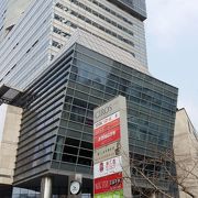 上海を南北に走る「南北高架」道路からも良く見える、巨大で特徴的な外観のオフィスビル。