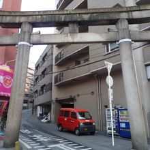 石鳥居をくぐると生玉北門坂のはじまり