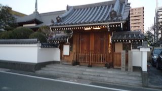 人形浄瑠璃の興行師　竹田出雲の墓もあります