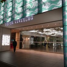 夜は光っていて目立つ。