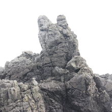 義経伝説で有名な「犬岩」の風景