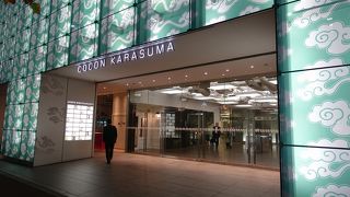 夜は雲の模様がライトアップ