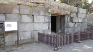 皇居東御苑の中、松の廊下跡の近くにあります