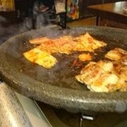 明るい雰囲気で焼肉と韓国料理