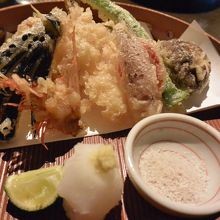 天ぷら盛合せ、１,６００円。