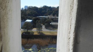 富士見多門の窓から蓮池堀越しに見える屋根