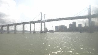 フェリーターミナルからコタイ地区へ海側の橋