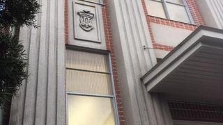 ギリシア建築におけるイオニア式が採用されています。