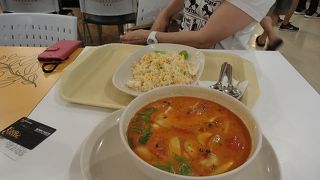 巨大フードコート