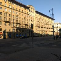 エントランス横の喫煙所から大通りに向かって