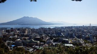 繁華街のすぐ近くに山が