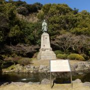 島津三公像のある公園