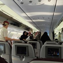 ドーハ→ドバイへのカタール航空A３３０型機機内。